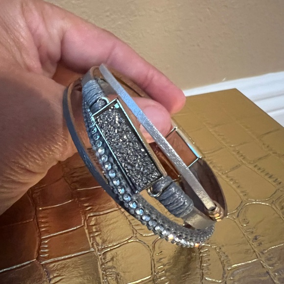 Elegant Silver and Gray Magnetic Clasp Bracelet - Picture 2 of 8